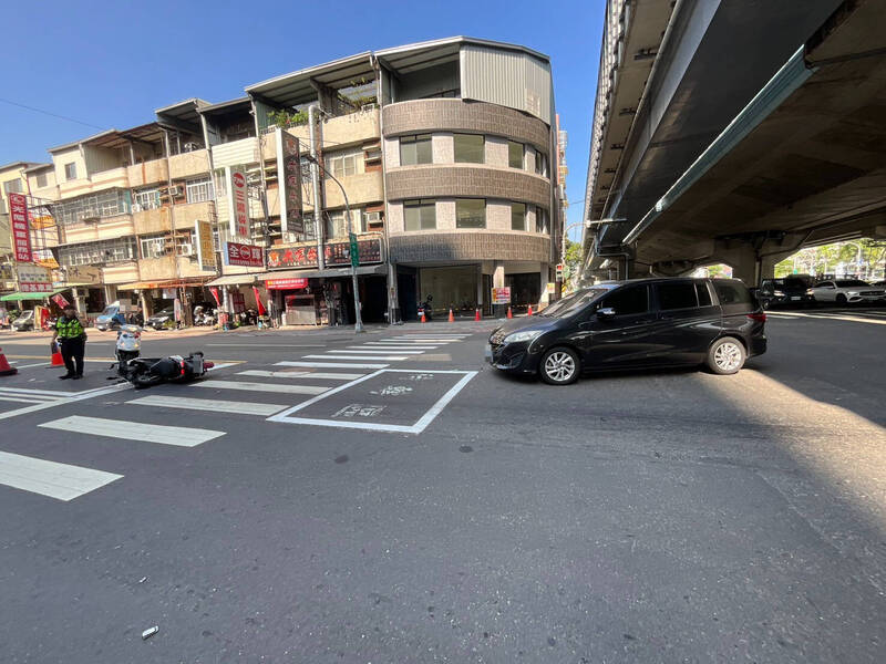 高雄休旅車違規右轉 機車騎士遭擊落慘摔送醫