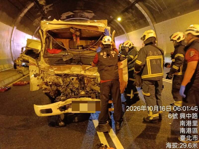 半聯結車、小貨車、小巴撞一團 國3福德隧道4車追撞釀2傷