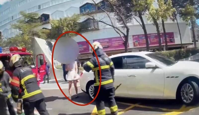 尷尬!她好心下車助身障者通行 愛犬誤鎖車門困巷中
