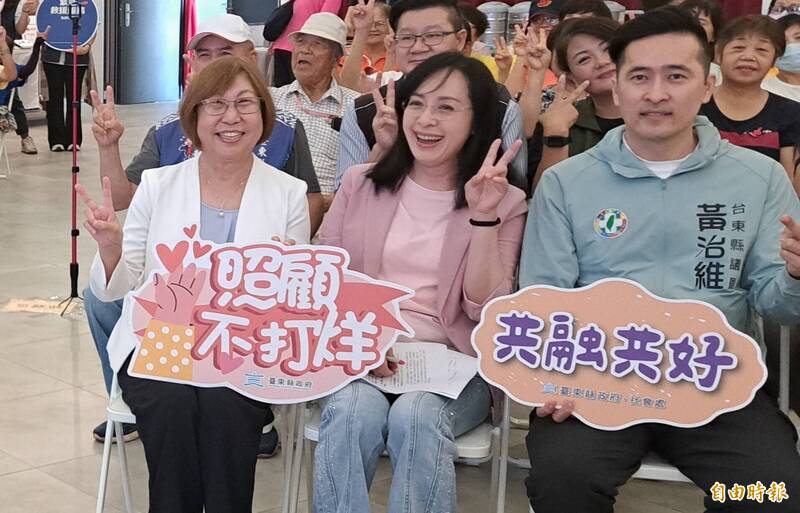 同場向長者拜票 陳瑩強調催生出62.5億預算、吳秀華允延續好政策