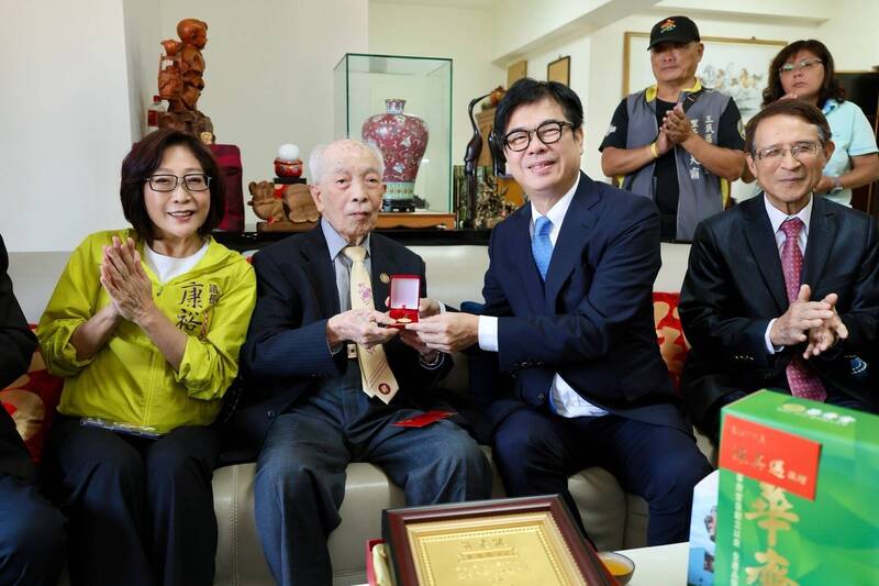 陳其邁慰訪百歲人瑞 蕭鴻鵬分享長壽秘訣