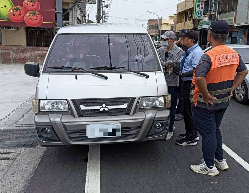 8人座竟擠12童!彰化補習班接送車遭攔查 駕駛竟無職業駕照