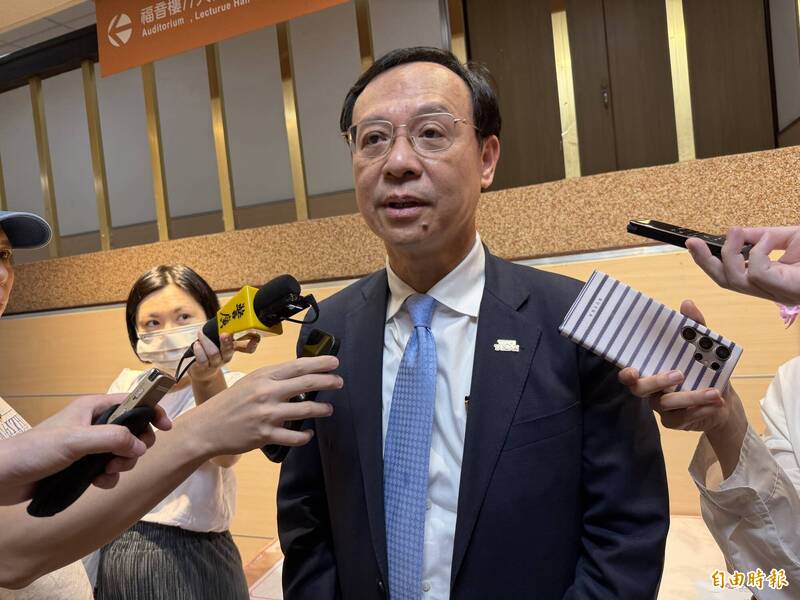 藍白硬闖三讀長者免健保費 石崇良轟「違章建築」干擾健保運作