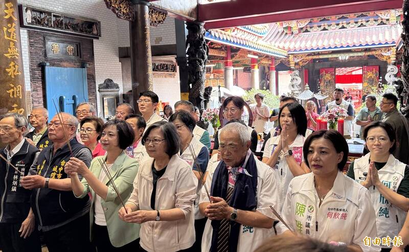 前總統蔡英文（中）至台中市參拜城隍爺，替綠營參選人輔選。（記者張軒哲攝）