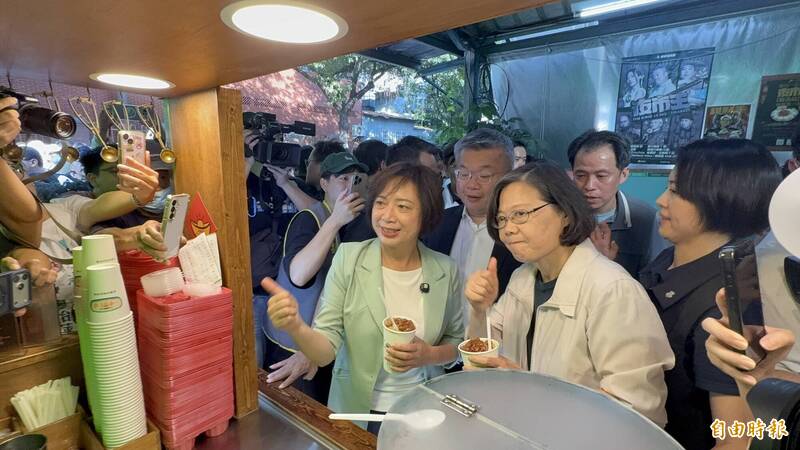 蔡英文輔選何欣純變美食之旅 一中商圈大啖豐仁冰、鍋貼