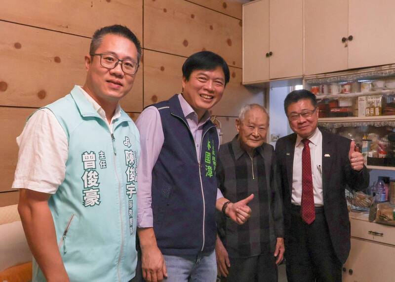 林國漳探視百歲人瑞廖鍾毓（右2）。（林國漳競辦提供）