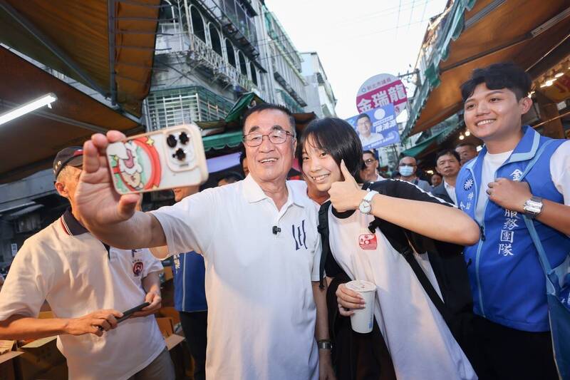 李四川中和、永和掃市場 攤商狂送吉祥物、老少搶合照