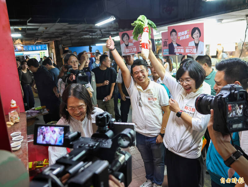 土地公前摸好彩頭!三峽黃昏市場掃街 蘇巧慧盼新北隊揮出漂亮全壘打