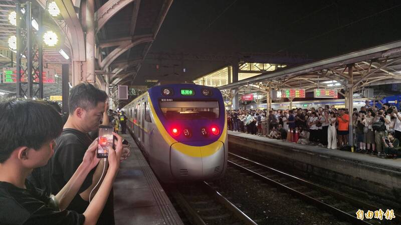 台南車站最後一夜!末班車估延6分鐘 人潮擠爆送別百年鐵道