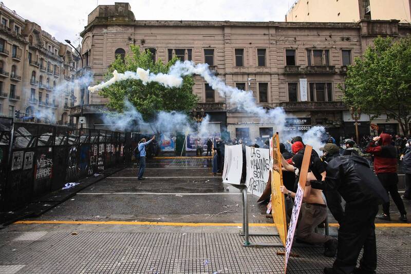 阿根廷師生抗議總統砍高教經費與警爆衝突 至少25人被捕