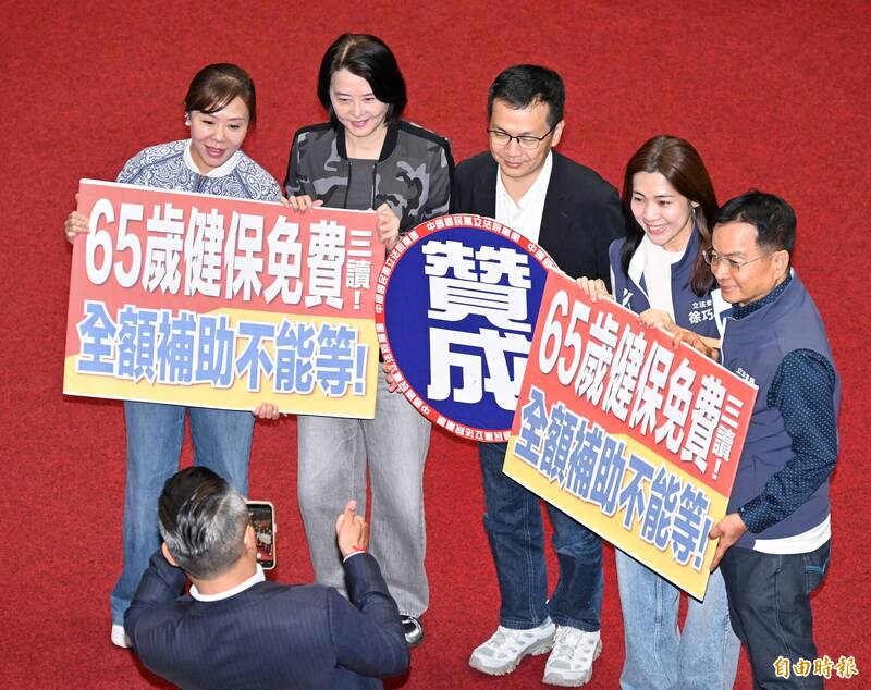 65歲免健保費 社福總盟強烈譴責藍白「選前大撒幣」:典當青年未來