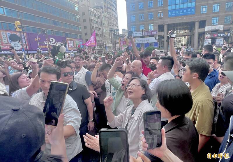 蔡英文與何欣純逛一中商圈，人潮擠爆。（記者廖耀東攝）