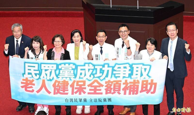藍白強闖通過「65歲以上長者免健保費」 張育萌批:恐成今年最大惡法