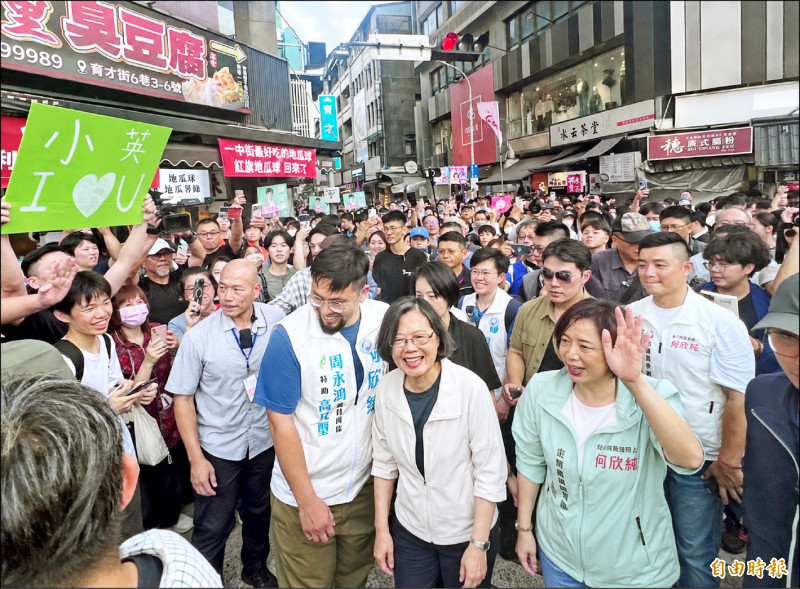 陪何欣純造勢 小英旋風橫掃台中