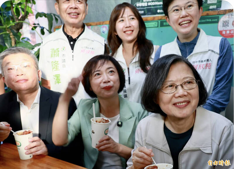 蔡英文與民進黨立院總召蔡其昌、何欣純及多名議員同享美食，喊話「有拍傳給我！」（翻攝蔡英文threads）