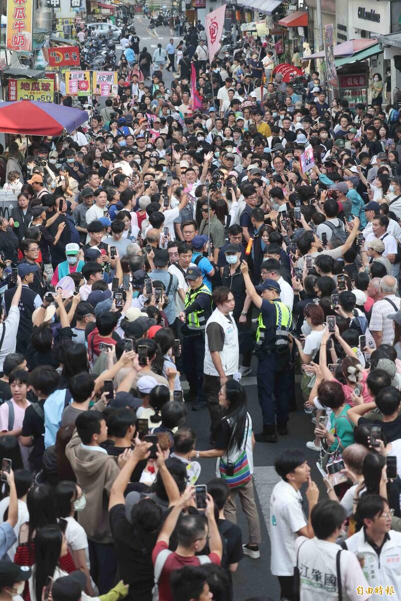 蔡英文陪何欣純到一中商圈掃街拜票，吸引大批支持者包圍，一路跟隨擊掌、合影。（記者蔡淑媛攝）