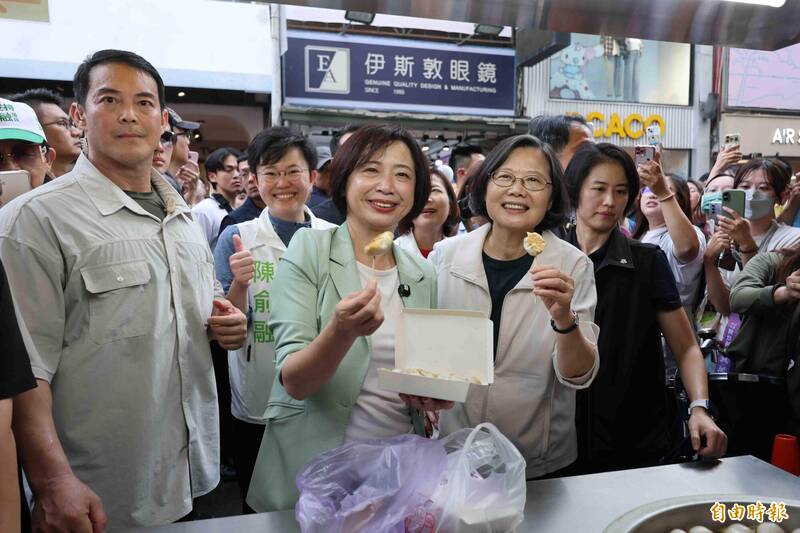 蔡英文、何欣純大啖福州包，一口吃進去，直說好吃。（記者蔡淑媛攝）