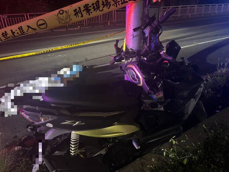黃男騎車自撞路燈，與後座少女雙雙殞命。（記者徐聖倫翻攝）