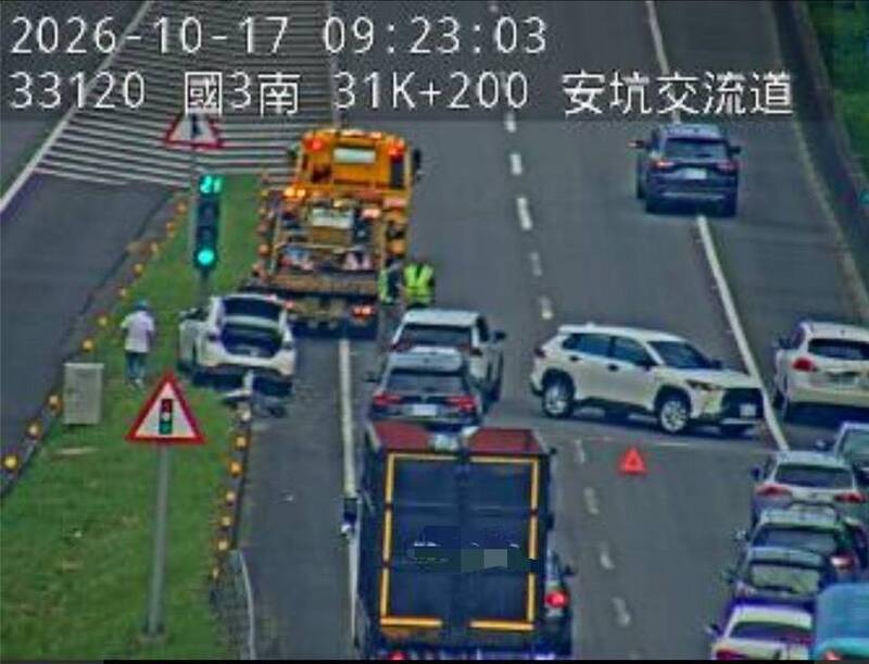 老翁開車大恍神 國道上狠撞前車