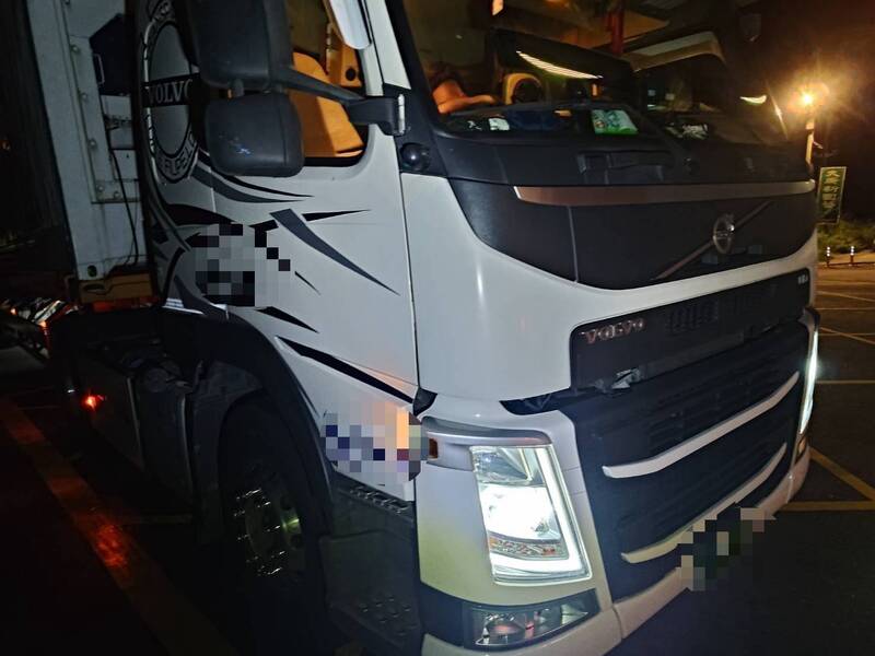 大前晚國1銅鑼路段客運車擦撞半聯結車直接開走 國道警方通知到案中