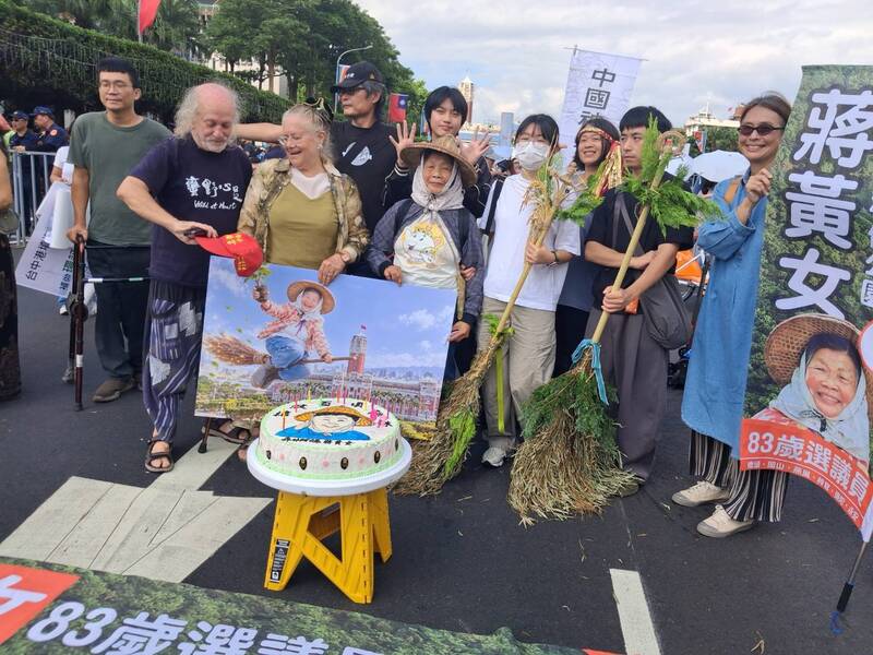 施明德前妻艾琳達明重回橋頭 陪83歲「森林阿嬤」掃街