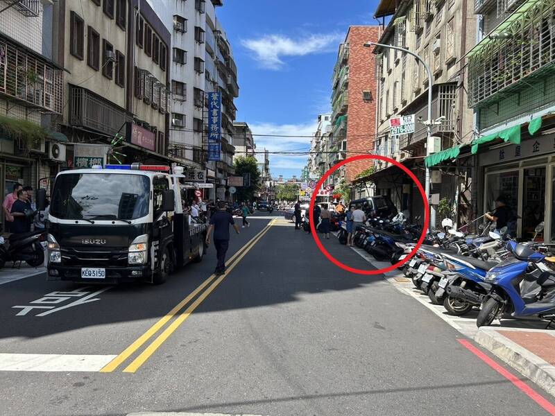 中午爛醉酒駕!小貨車衝上人行道 撞倒26輛機車