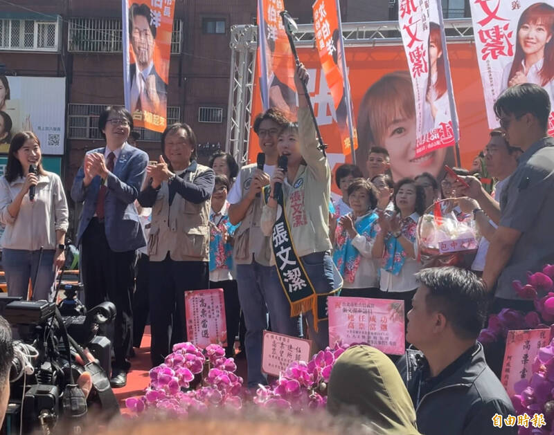合攻客家票!沈伯洋贈登山杖「上一個是蔡英文」 盼張文潔續推四獸山