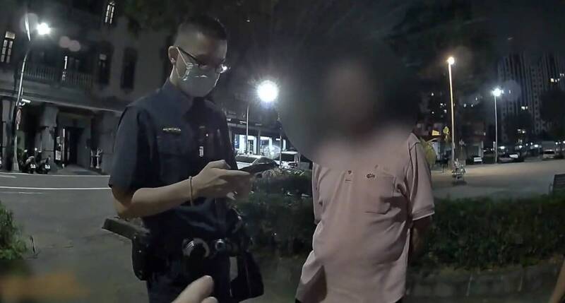乘客下車刮傷計程車門 高雄街頭爆口角糾紛