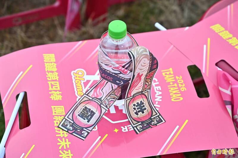 每張椅子上都放著「隆總洋飄帶」。（記者李惠洲攝）