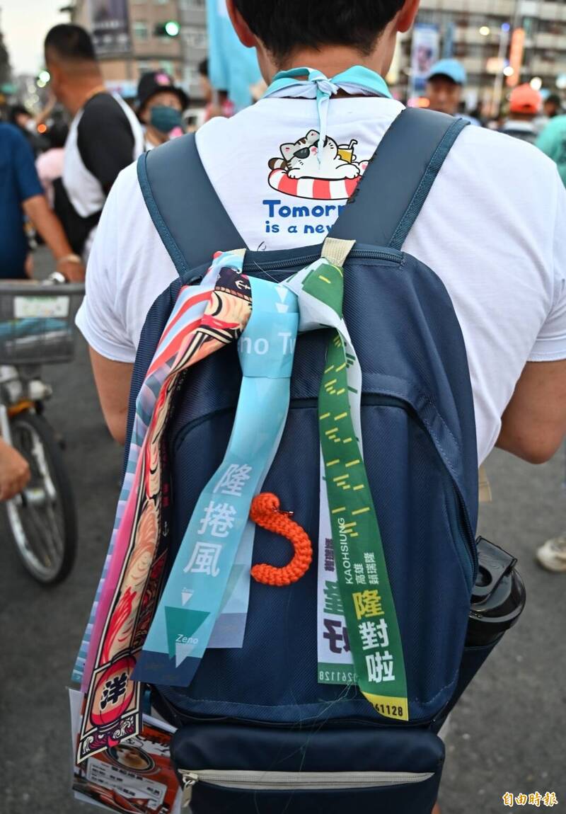 支持者的背包纏著龍捲風及洋流飄帶。（記者李惠洲攝）