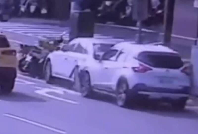 高雄男開租賃車疑精神不濟 追撞路旁1汽車、7輛機車
