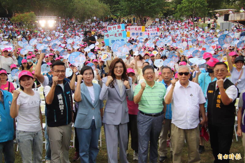 國民黨新竹縣長候選人徐欣瑩（前排左三起，依序往右）今天在「日光暖暖」草地音樂會大造勢中，獲黨主席鄭麗文、縣長楊文科、前縣長邱鏡淳等站台相挺。左一為立委王鴻薇。（記者黃美珠攝）