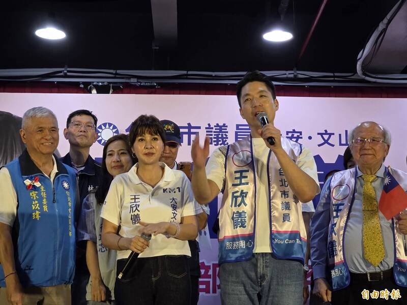 被爆看不懂公文由下屬代批?蔣萬安瞬間「瞳孔地震」網熱議