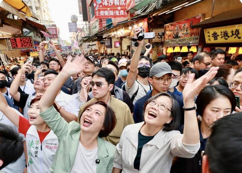 蔡英文、何欣純掀台中「實實」暴動! 作家:要把網路聲量變選票
