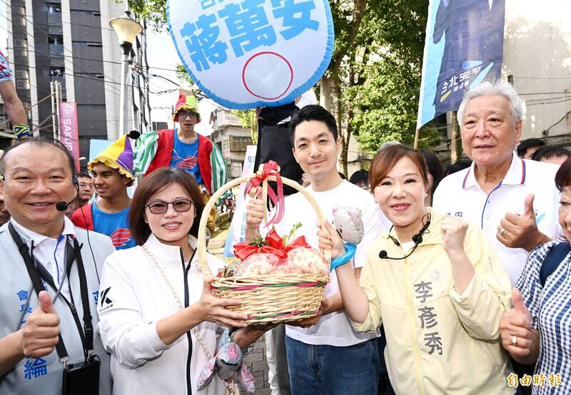 港湖選情緊繃!蔣萬安馬不停蹄陪小雞掃街固樁 喊話集中選票「對抗抹黑」