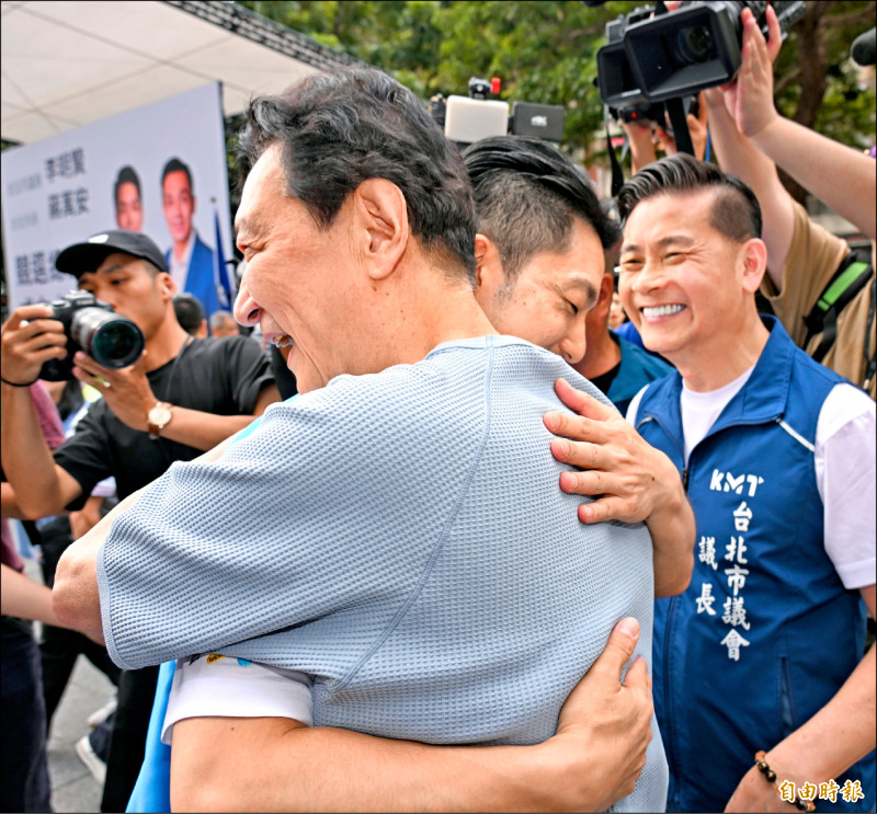 蔣趙擁抱喊：團結一心並肩作戰