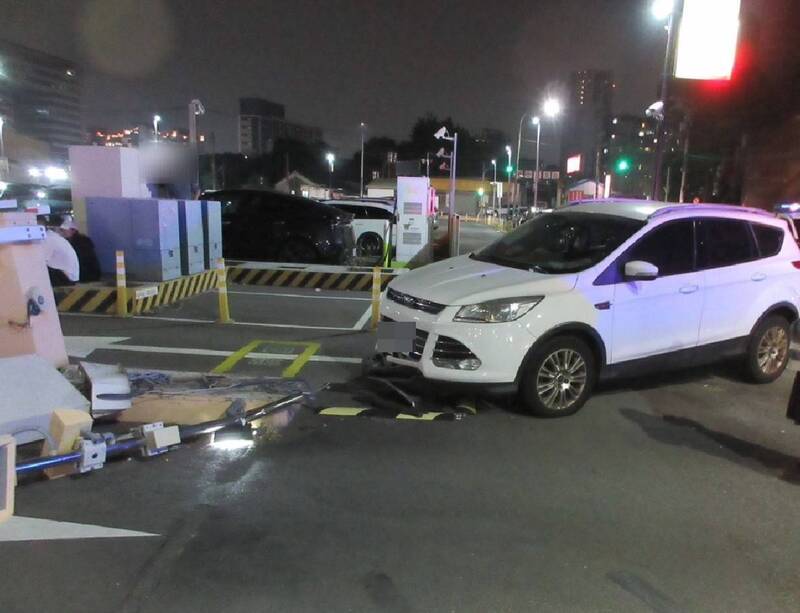 台中女失控撞壞出入口設備 逢甲商圈停車場一度卡死
