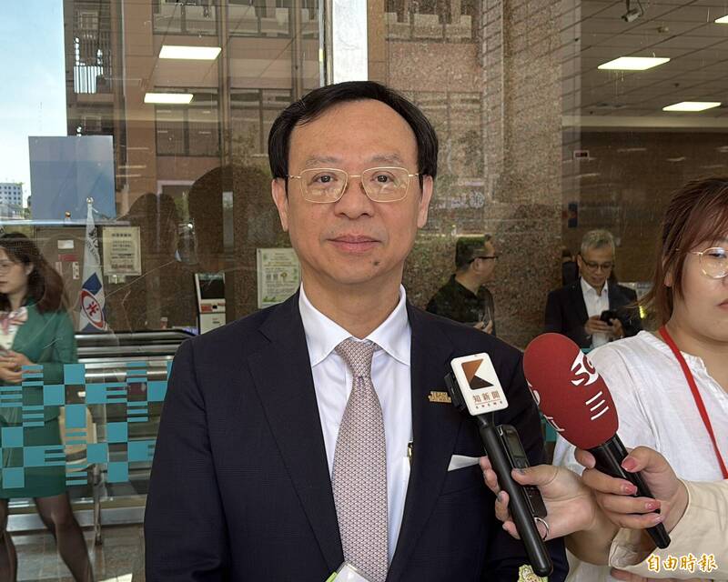 黃國昌稱健保老人免費年輕人不必漲 石崇良搖頭:中央資源遭排擠
