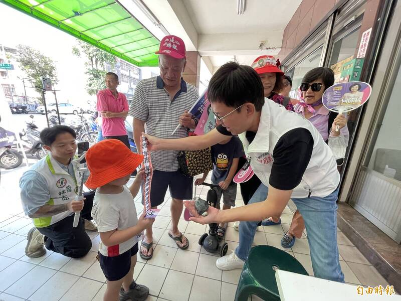 [新聞] 超瘋！他在台中發3000條洋流飄帶 「貪吃 - 八卦 - PTT.BEST 批踢踢爆文 2
