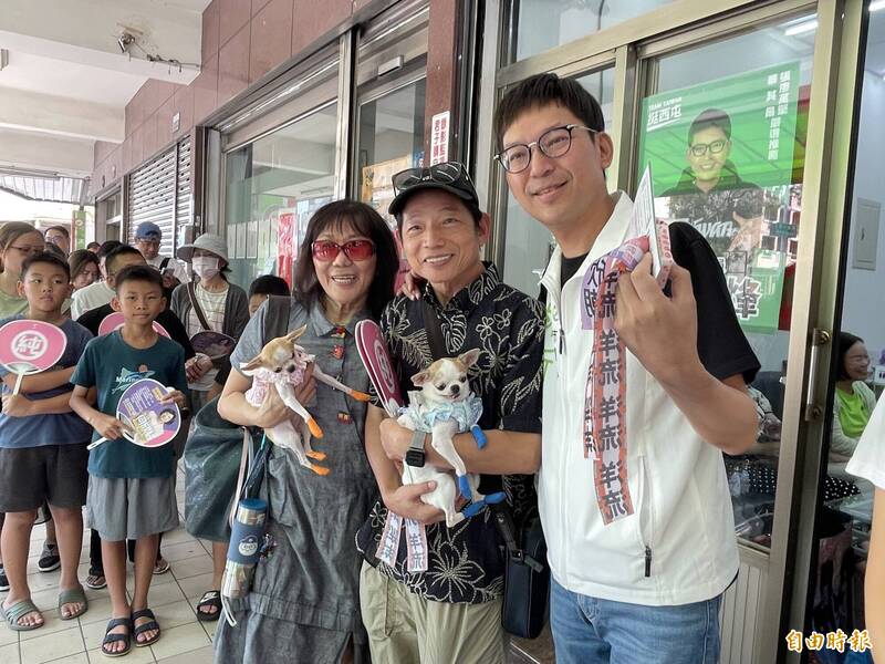 超瘋!他在台中發3000條洋流飄帶 「貪吃蛇」6點搶頭香