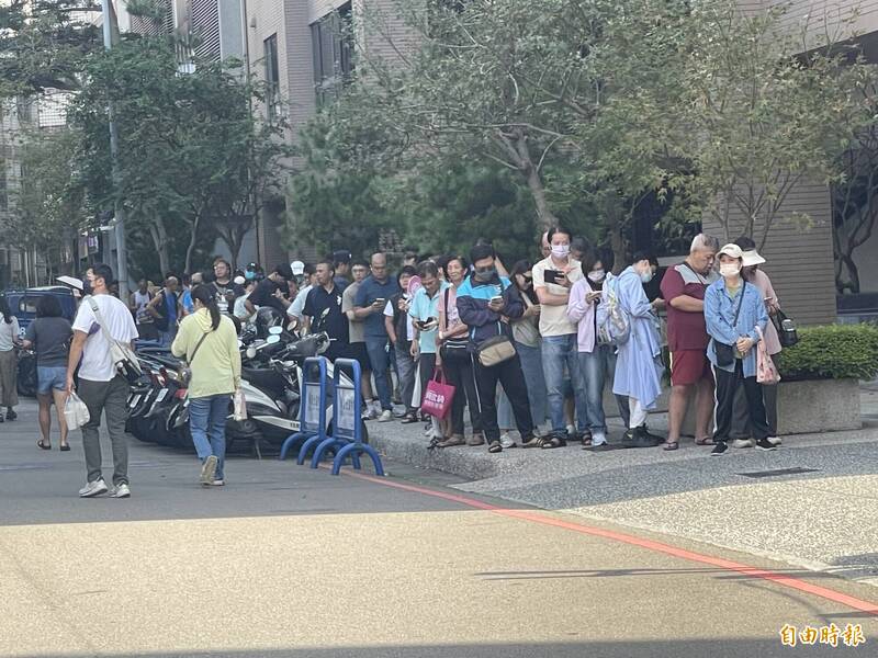 [新聞] 超瘋！他在台中發3000條洋流飄帶 「貪吃 - 八卦 - PTT.BEST 批踢踢爆文 3