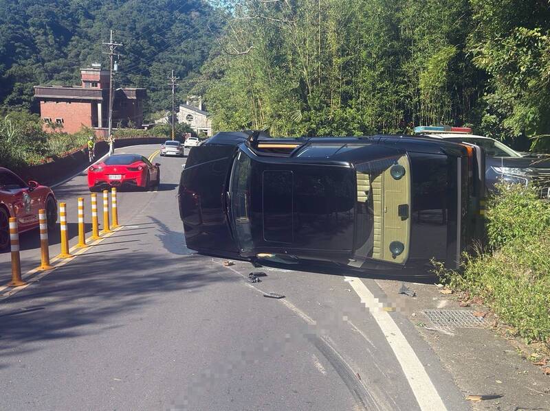 駕駛疑超車後過彎撞山壁翻車 網友調侃「這裡不能停車」