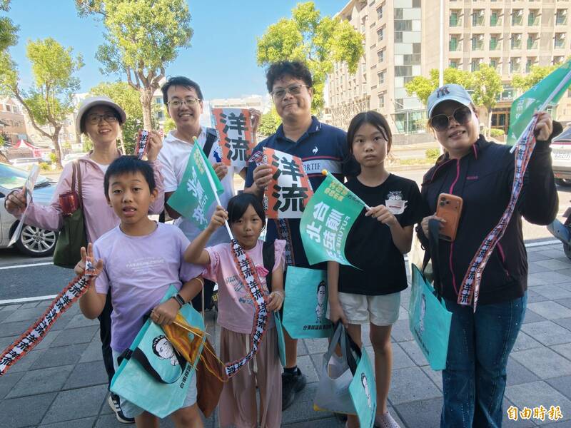 台東議員黃治維發「洋流」小物 500份10分鐘發光