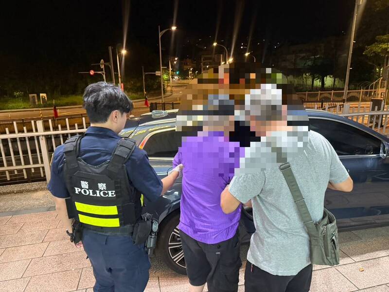 8旬翁深夜散步迷途 暖警助找到家人