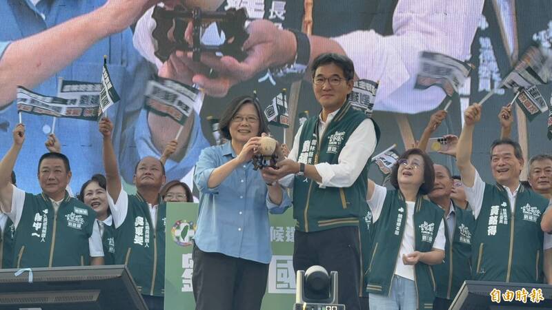 前總統蔡英文（左）送劉建國（右）一顆木製大陀螺，象徵「勇敢大轉型、雲林動起來」。（記者李文德攝）