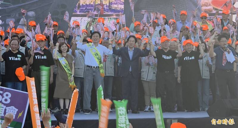 總統賴清德（前排右4）今天出席民進黨宜蘭縣長候選人林國漳（前排左4）溪南競選總部成立大會。（記者江志雄攝）