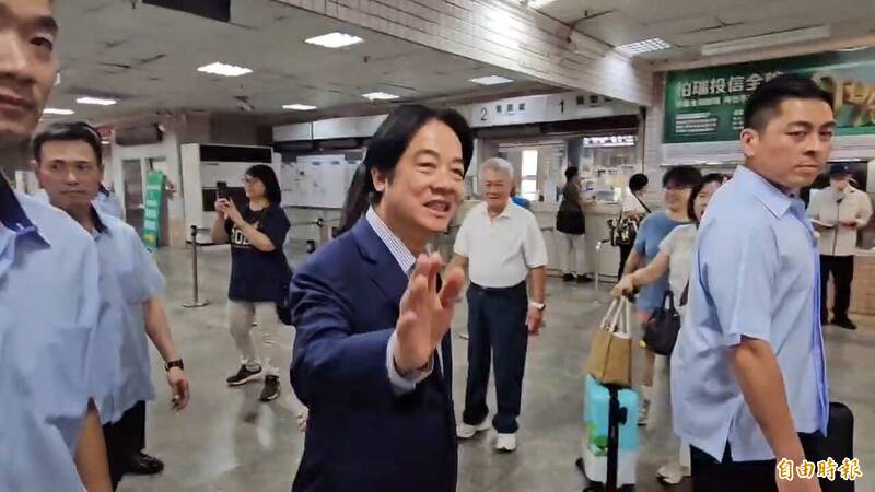 賴清德假日避雪隧車潮 改搭火車赴宜蘭輔選