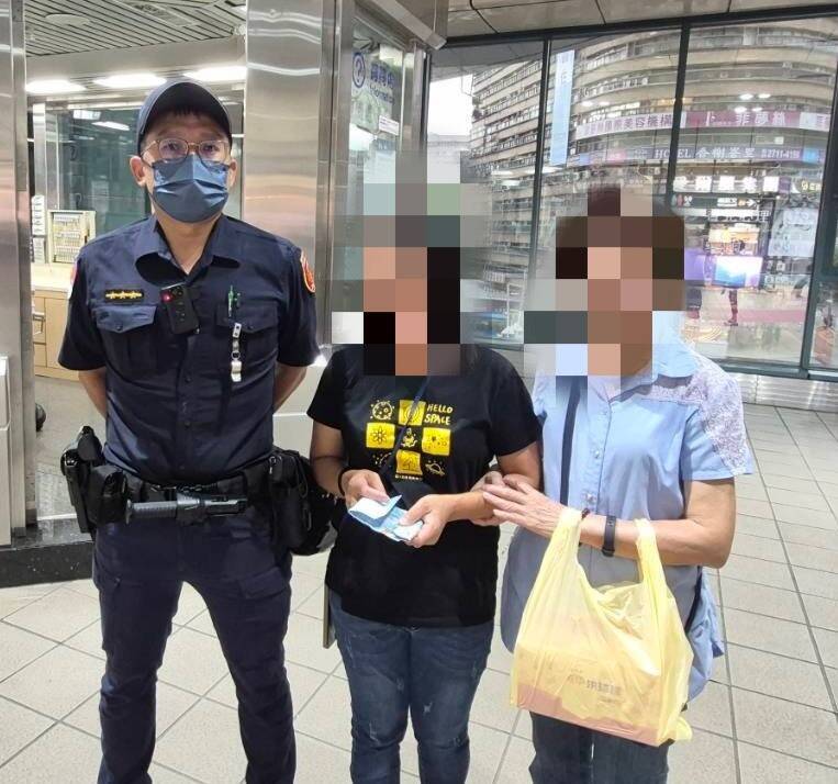 薪水不見了!菲籍女移工轉乘搞丟數萬元 北捷清潔員拾獲物歸原主