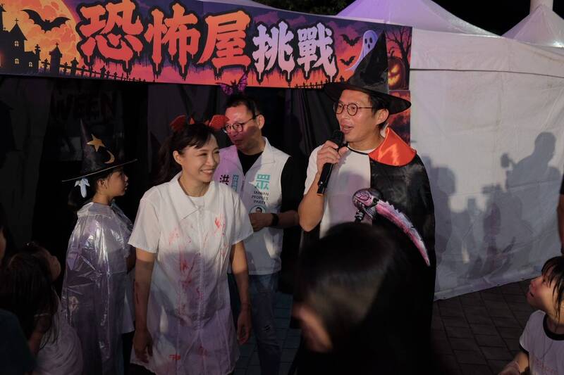 龜山萬聖FUN城堡 周曉芸邀黃國昌扮鬼同樂