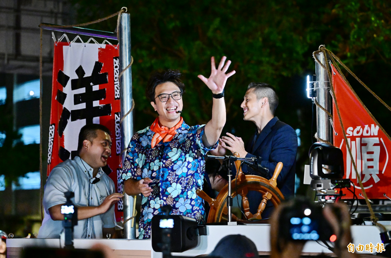 沈伯洋從人群中秒認出健身教練 網讚:認真在看每位小水滴們!